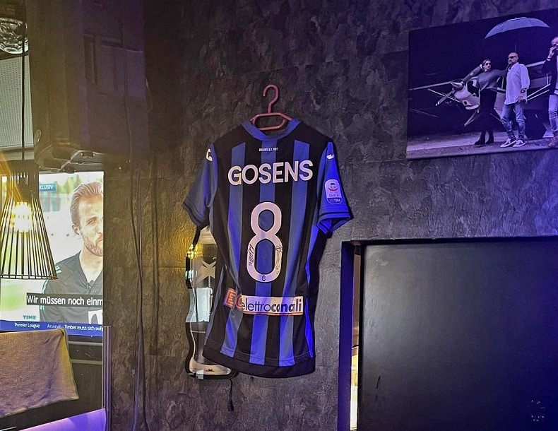 Der ganze Stolz von André Knoch, das Bergamo-Trikot von Robin Gosens.